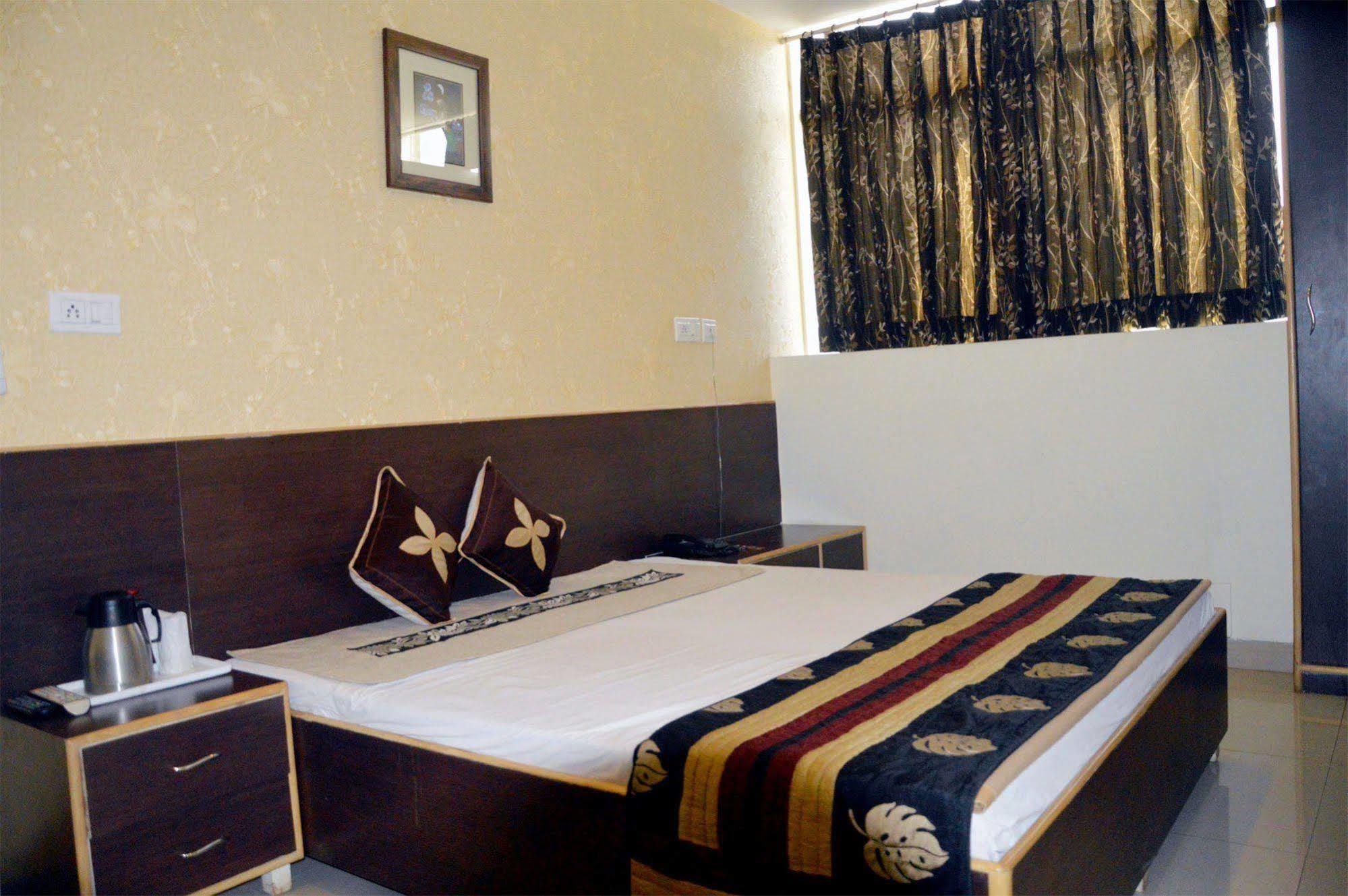 Hotel Ananta Inn Jaipur Exteriör bild