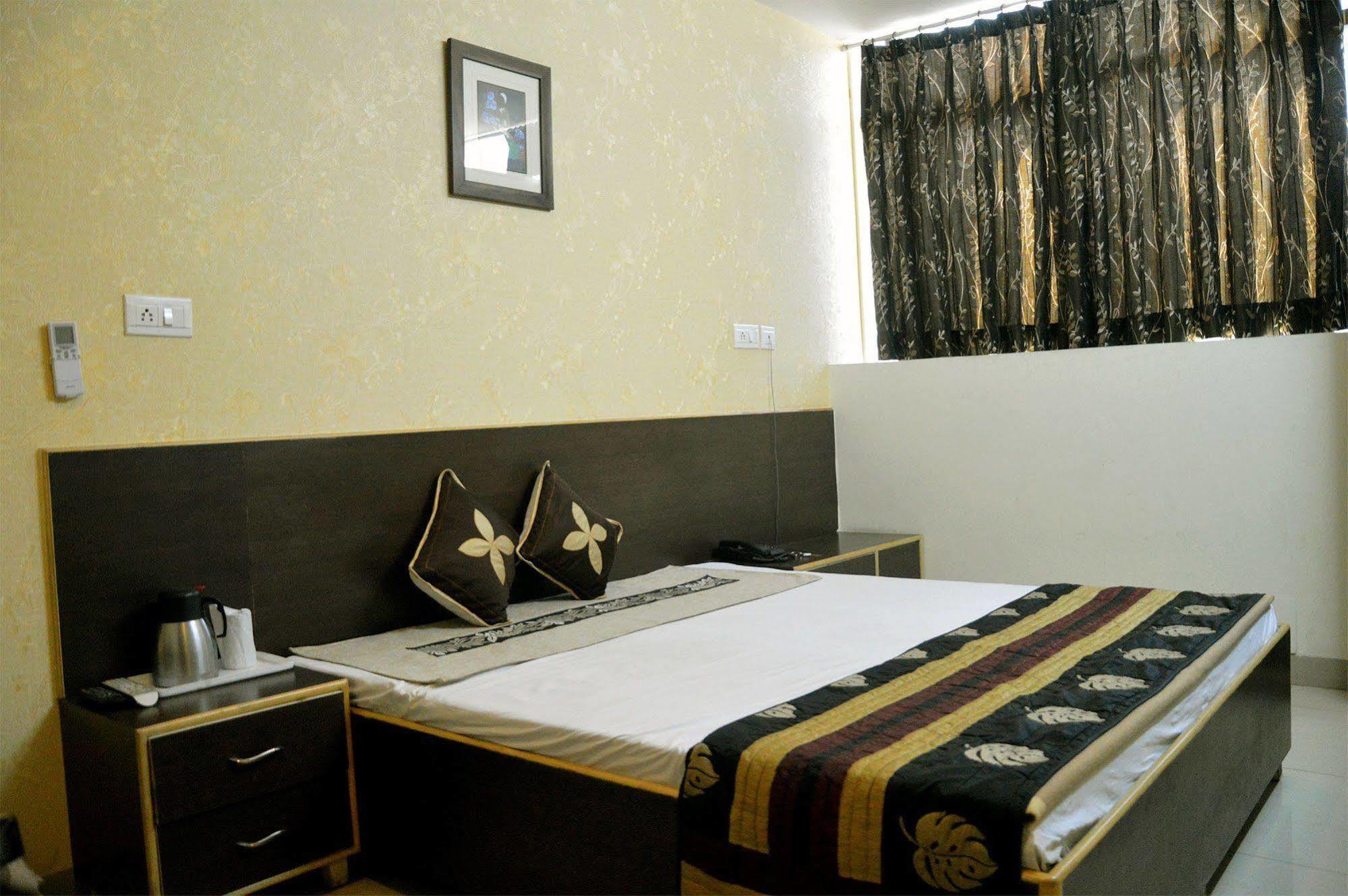 Hotel Ananta Inn Jaipur Exteriör bild